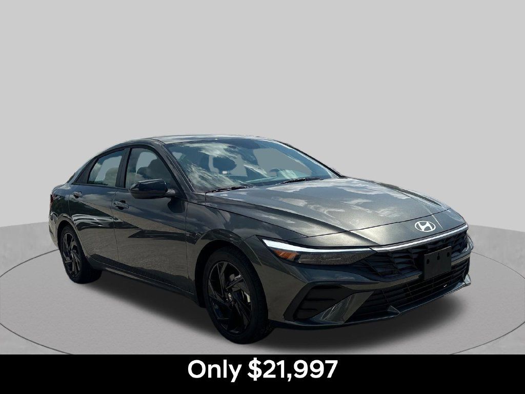 Used 2026 Hyundai Elantra Sport FWD image 4