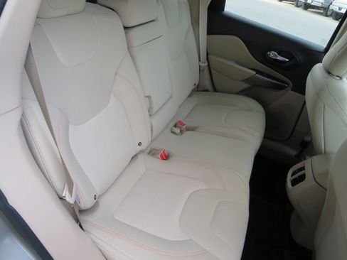 Used 2019 Jeep Cherokee Latitude w/ Popular Appearance Group image 33