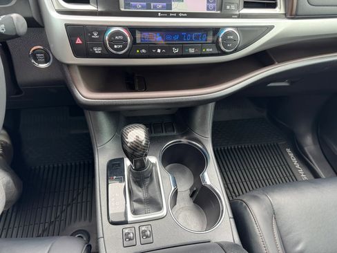 Used 2019 Toyota Highlander XLE FWD image 43