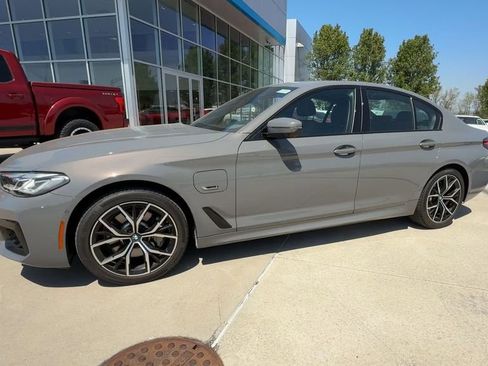Used 2022 BMW 530e xDrive w/ Premium Package AWD/4WD image 4