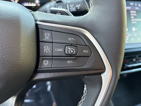 Certified 2025 Jeep Grand Cherokee Altitude image 23