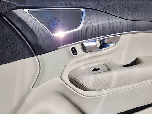 Used 2020 Volvo XC90 T5 Momentum w/ Protection Package Premier image 14