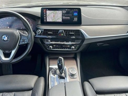 Used 2022 BMW 530e w/ Premium Package image 12