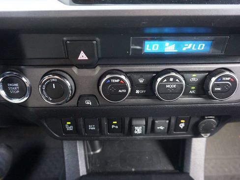 Used 2022 Toyota Tacoma TRD Off-Road w/ Technology Package AWD/4WD image 13