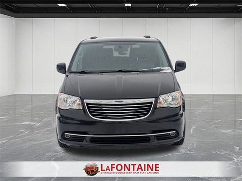 Used 2014 Chrysler Town & Country Touring image 8