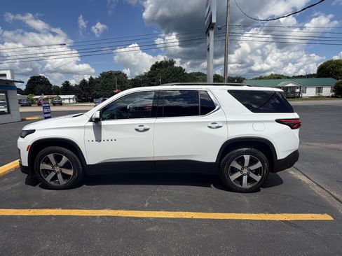 Used 2023 Chevrolet Traverse LT w/ LT Premium Package AWD/4WD image 2