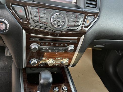 Used 2016 Nissan Pathfinder Platinum w/ Family Entertainment Package AWD/4WD image 25