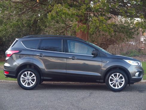 Used 2017 Ford Escape SE w/ Equipment Group 201A image 5