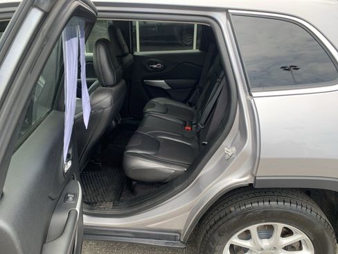 Used 2018 Jeep Cherokee Latitude Plus w/ Cold Weather Group AWD/4WD image 9