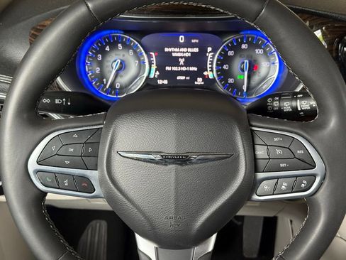 Used 2023 Chrysler Pacifica Limited FWD image 18