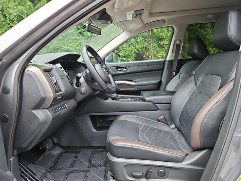 Certified 2024 Nissan Pathfinder Platinum w/ Cargo Package AWD/4WD image 13