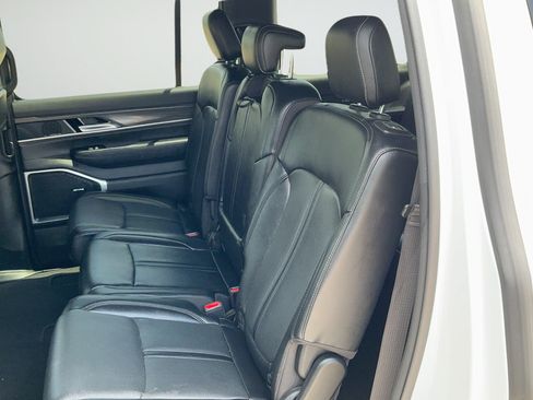 Certified 2024 Jeep Wagoneer Series II w/ Flexible Seating Group RWD image 20
