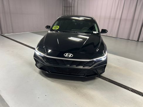 Used 2025 Hyundai Elantra SE FWD image 2