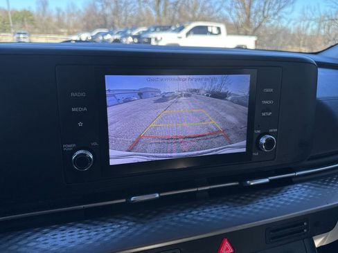 Used 2022 Kia Carnival LX image 17