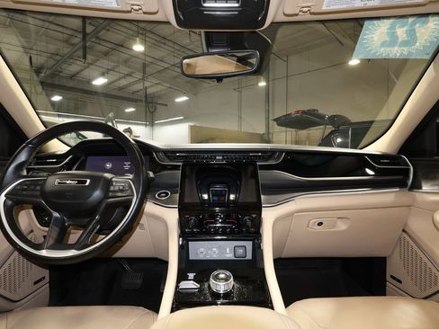 Used 2022 Jeep Grand Cherokee Limited AWD/4WD image 29