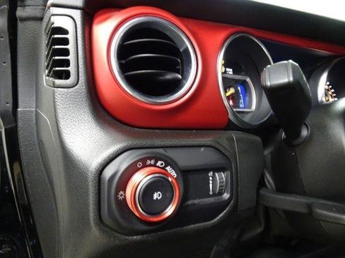 Used 2023 Jeep Wrangler Unlimited Rubicon w/ Cold Weather Group AWD/4WD image 23