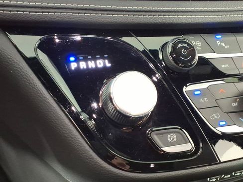 Used 2024 Chrysler Pacifica Limited FWD image 25