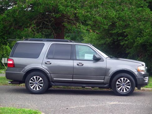 Used 2016 Ford Expedition XLT w/ Equipment Group 202A AWD/4WD image 5