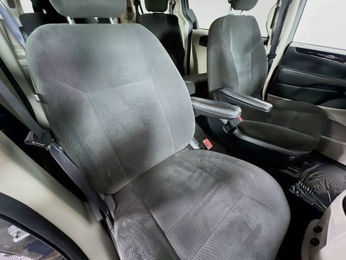 Used 2016 Dodge Grand Caravan SE image 26