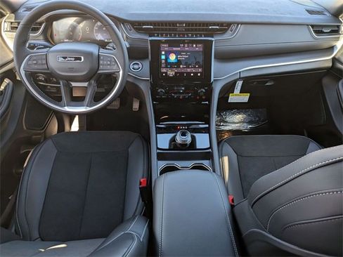 New 2025 Jeep Grand Cherokee Altitude image 28