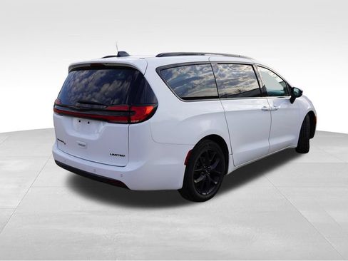 Certified 2025 Chrysler Pacifica Limited FWD image 3