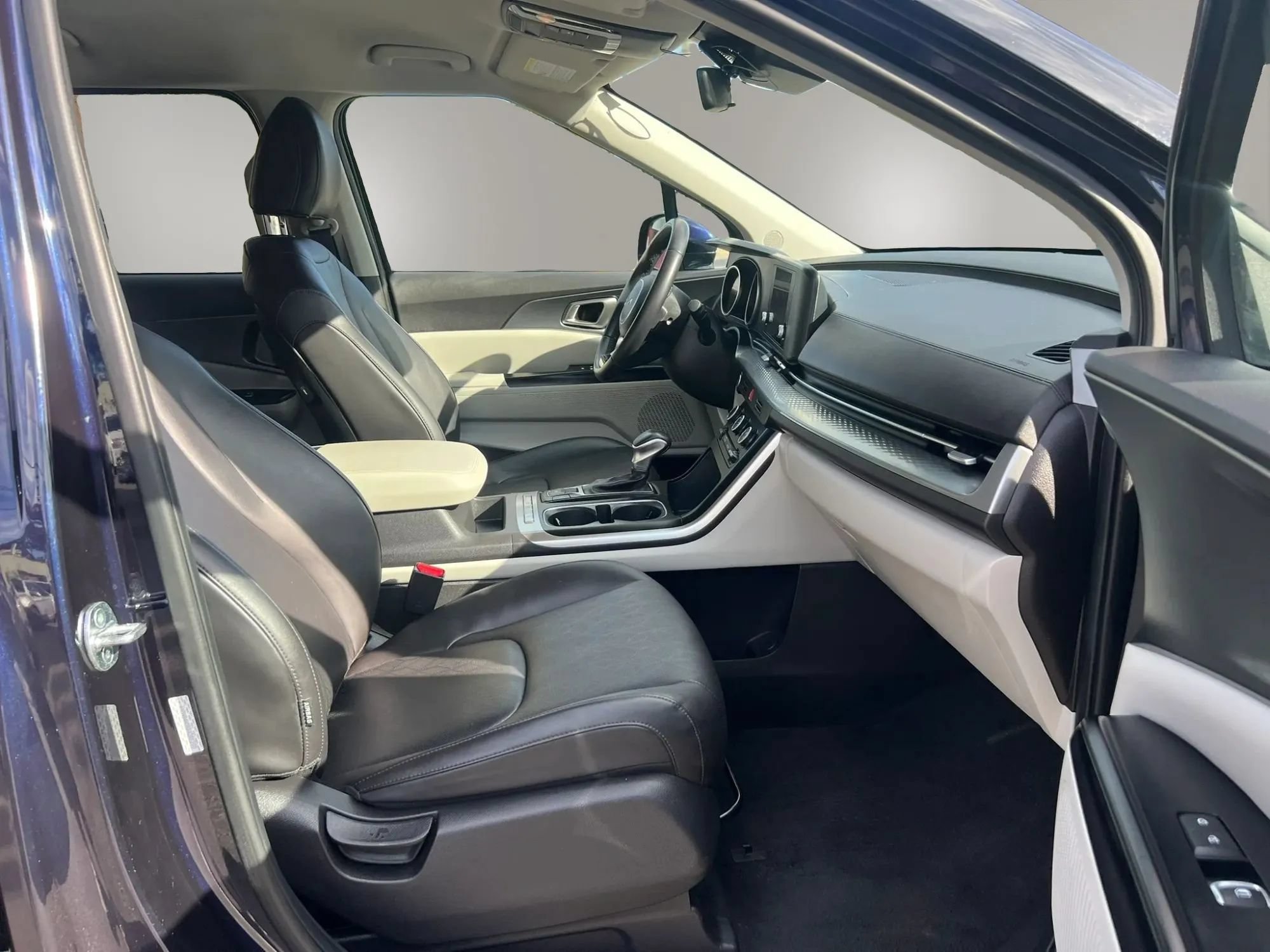 Used 2023 Kia Carnival LX FWD image 32