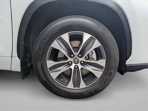 Used 2022 Toyota Highlander XLE AWD/4WD image 21