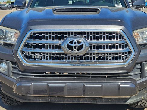 Used 2017 Toyota Tacoma TRD Sport w/ Tow Package (A/T) AWD/4WD image 9