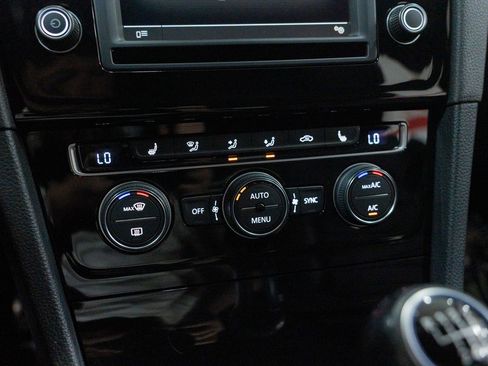 Used 2016 Volkswagen Golf 4-Door image 34