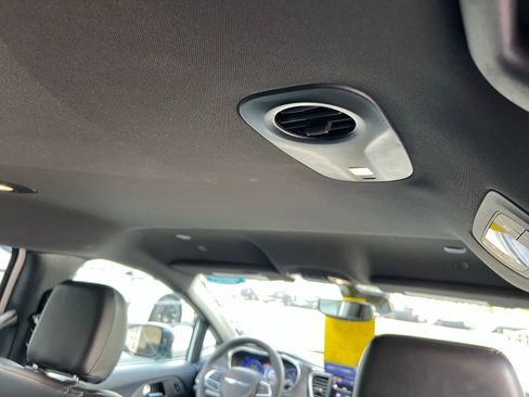 Used 2025 Chrysler Pacifica Select image 55