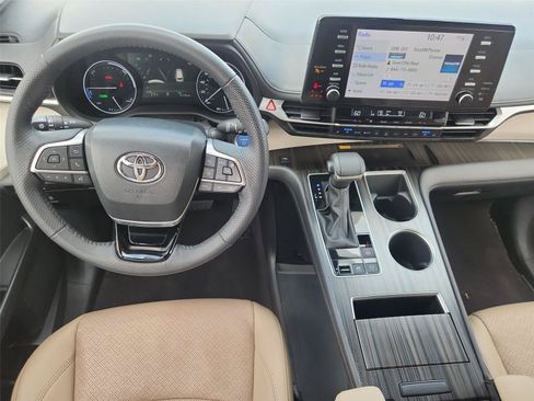 Used 2023 Toyota Sienna Limited FWD image 11
