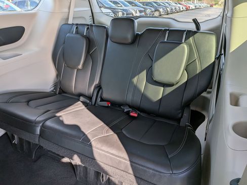 Used 2024 Chrysler Pacifica Touring-L image 28