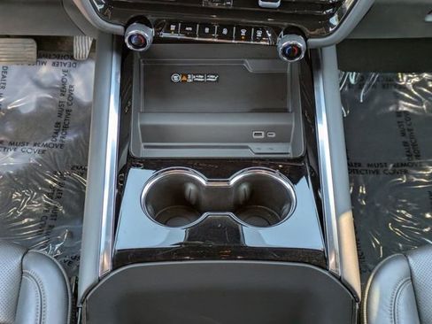 Used 2025 Chevrolet Tahoe High Country image 23