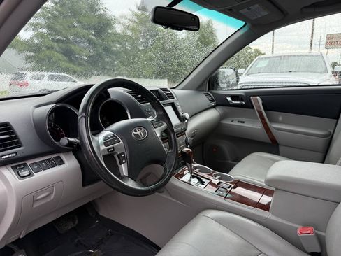 Used 2011 Toyota Highlander Limited w/ Tow Pkg AWD/4WD image 17
