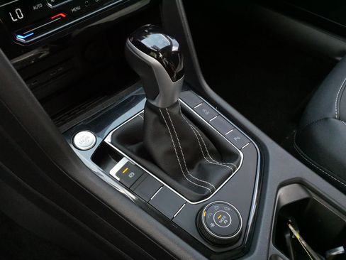 Certified 2025 Volkswagen Taos SE AWD/4WD image 24