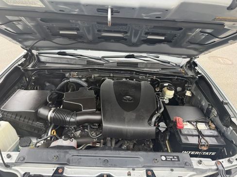 Used 2016 Toyota Tacoma TRD Sport w/ Exterior Package AWD/4WD image 31