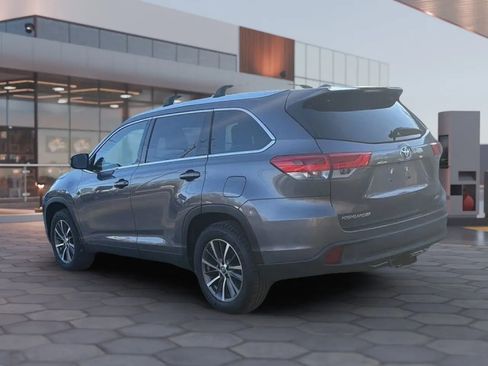 Used 2019 Toyota Highlander XLE FWD image 3