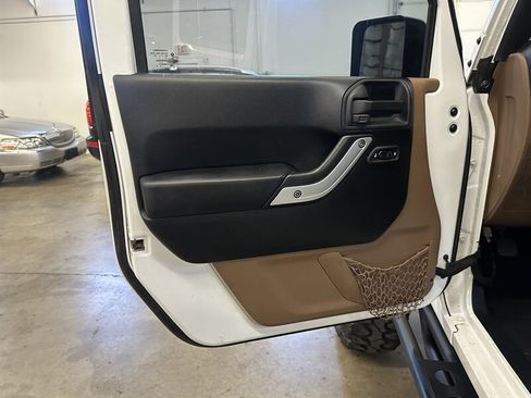 Used 2015 Jeep Wrangler Unlimited Rubicon w/ Connectivity Group AWD/4WD image 25