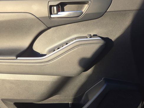 Used 2024 Toyota Highlander XLE image 26