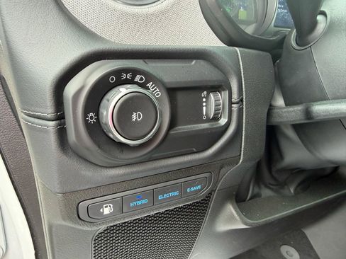 Used 2025 Jeep Wrangler Sahara AWD/4WD image 23