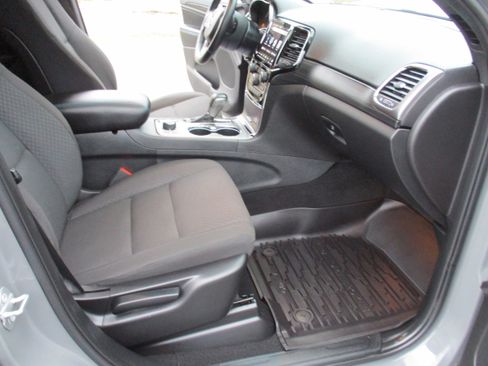 Used 2020 Jeep Grand Cherokee Laredo image 16