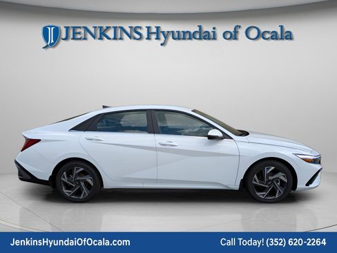 Used 2025 Hyundai Elantra Limited image 2