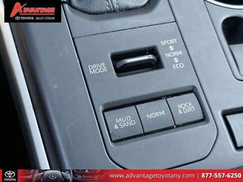 Used 2022 Toyota Highlander LE AWD/4WD image 34