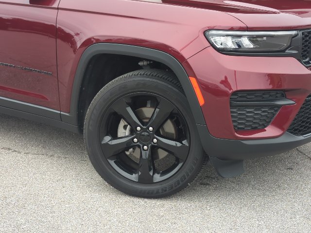 Used 2025 Jeep Grand Cherokee Altitude AWD/4WD image 2