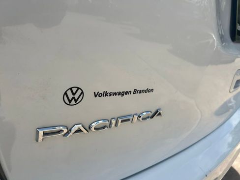 Used 2023 Chrysler Pacifica Touring-L FWD image 29