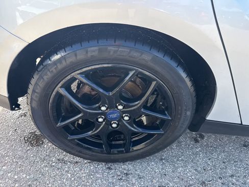Used 2016 Ford Focus SE w/ Equipment Group 201A FWD image 11