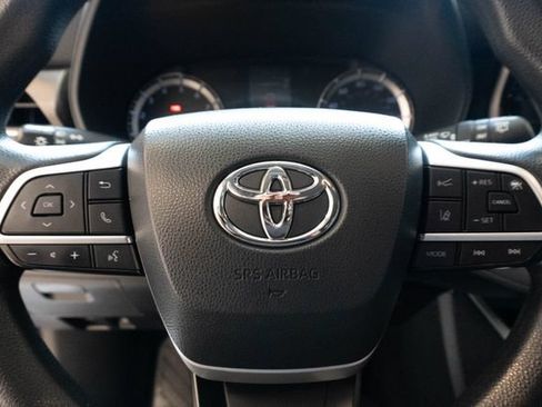 Used 2022 Toyota Highlander L FWD image 23