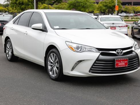 Used 2017 Toyota Camry XLE w/ Convenience Package FWD image 3