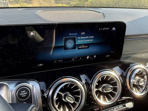 Used 2022 Mercedes-Benz GLB 250 4MATIC w/ Premium Package Lite image 5