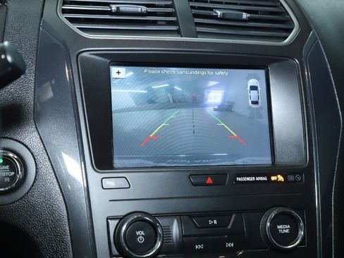 Used 2018 Ford Explorer XLT w/ Equipment Group 202A FWD image 31